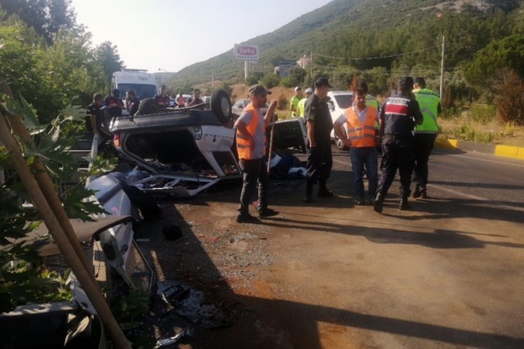 Tatil yolu &ouml;l&uuml;m yolu oldu: 2 &ouml;l&uuml;, 4 yaralı