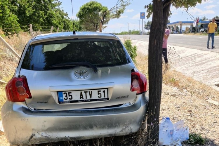 Yoldan &ccedil;ıkan otomobil ağaca &ccedil;arptı