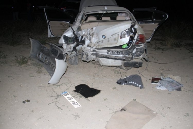 K&ouml;peğe &ccedil;arpmamak i&ccedil;in manevra yapınca elektrik direğine &ccedil;arpıp takla attı