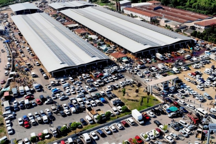 Bursa'da vatandaşlar hayvan pazarına akın edince kilometrelerce ara&ccedil; kuyruğu oluştu