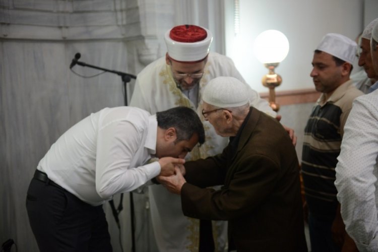 Başkan Yılmaz bayramı Bursa'nın Tatbikat Camii'nde karşıladı