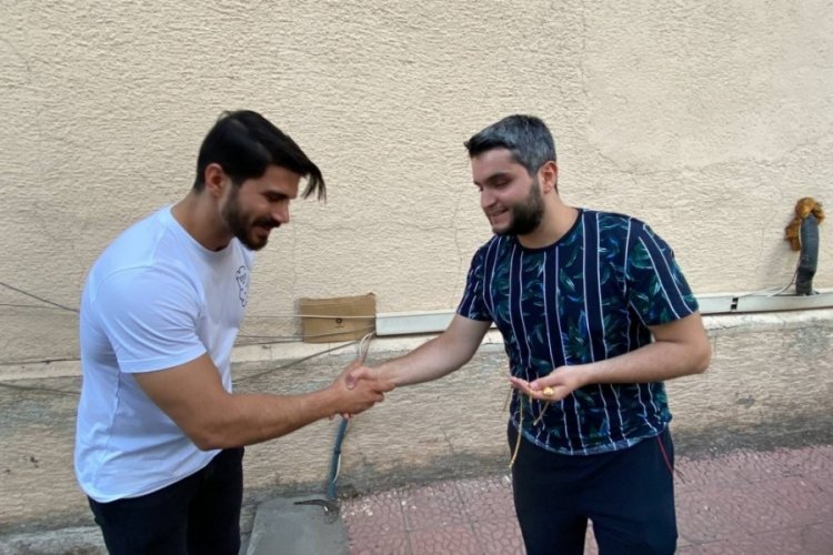Altınların &ccedil;alıntı olduğunu anlayınca sahiplerine teslim etti