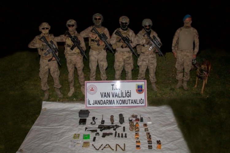 Jandarma ekipleri Van'da ter&ouml;ristlere ait silah ve m&uuml;himmat ele ge&ccedil;irdi