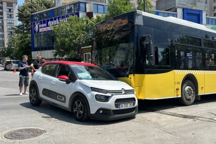 İstanbul'da İETT ile otomobil &ccedil;arpıştı