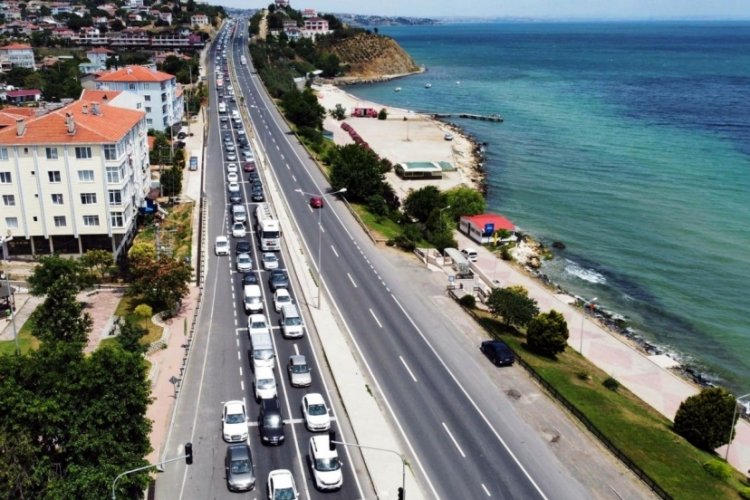 Tekirdağ girişinde kilometrelerce ara&ccedil; kuyruğu oluştu