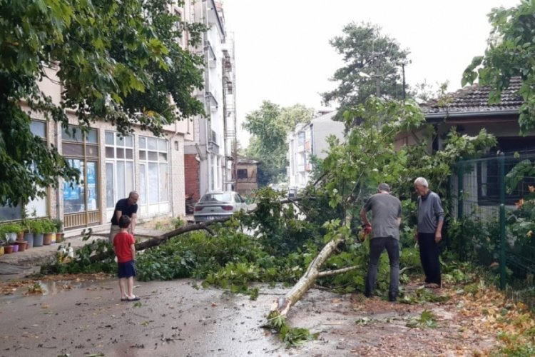 Bursa İneg&ouml;l'de sağanak sele sebep oldu
