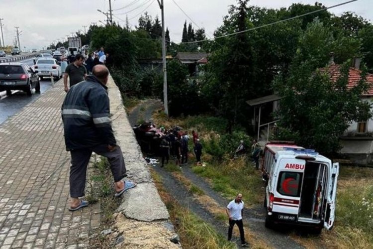 Edirne'de otomobil u&ccedil;uruma yuvarlandı: 2 &ouml;l&uuml;, 2 yaralı