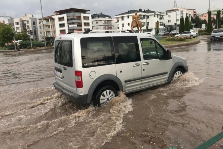 Eskişehir'de aniden bastıran sağanak g&uuml;nl&uuml;k hayatı fel&ccedil; etti