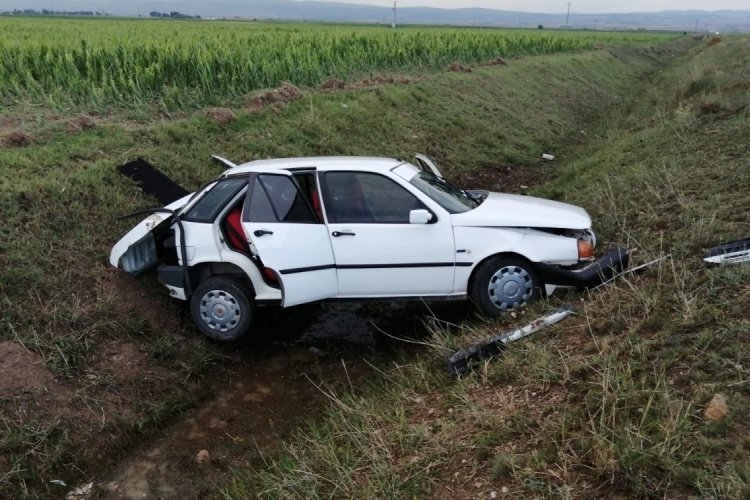 Eskişehir'de yoldan &ccedil;ıkan aracın s&uuml;r&uuml;c&uuml;s&uuml; yaralandı