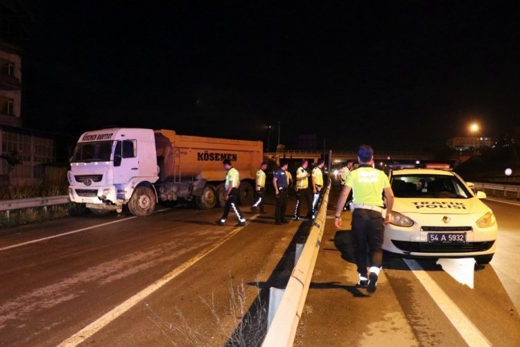 Hafriyat kamyonu bariyerlere &ccedil;arptı: Şof&ouml;r&uuml;n silahla yaralandığı iddia edildi