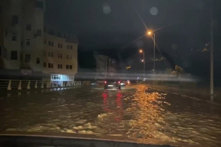 Karab&uuml;k'te d&uuml;kkanları ve apartman girişlerini su bastı
