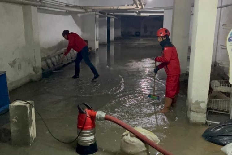 Eskişehir'de yağış sonrası apartman garajına biriken 50 ton su tahliye edildi