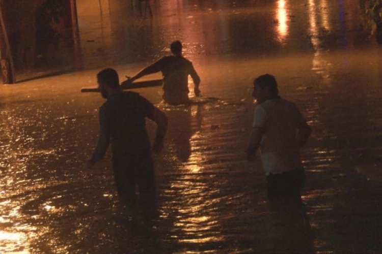 İstanbul Esenyurt'ta dere taştı, ev ve iş yerlerini su bastı: 2 kişi kurtarıldı