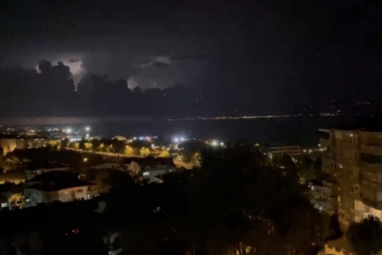 Bursa'da şimşekler geceyi g&uuml;nd&uuml;ze &ccedil;evirdi