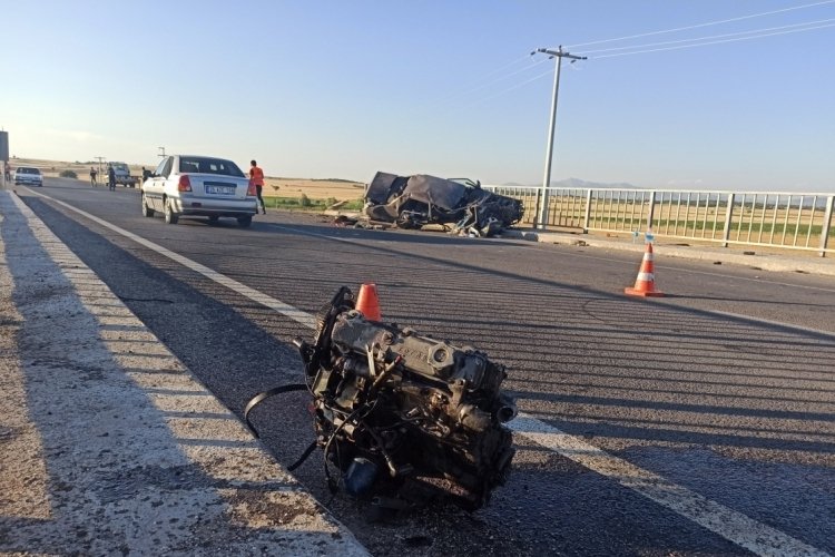 Kaza yapan otomobilin motoru fırladı: 2 yaralı