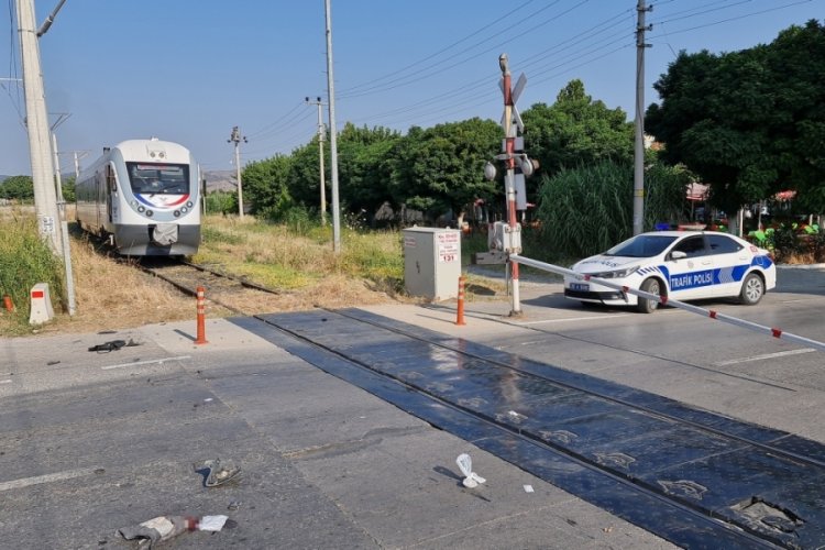 İzmir'de tren ile motosiklet &ccedil;arpıştı: 1 ağır yaralı