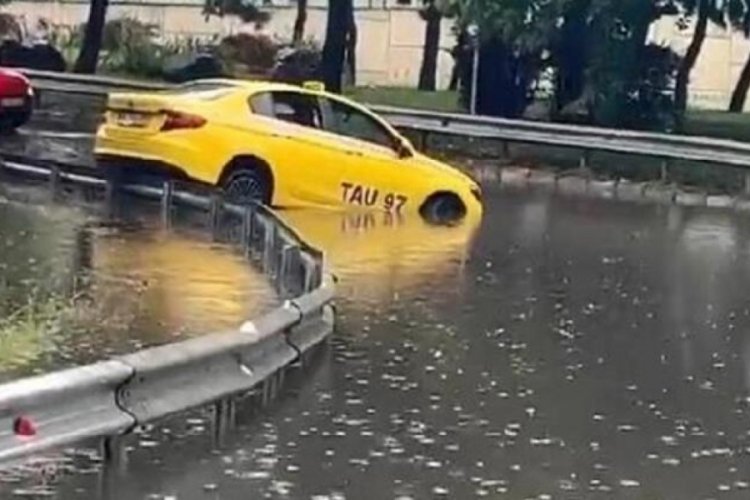 İstanbul Şişli'de ara&ccedil;lar su birikintisinde mahsur kaldı