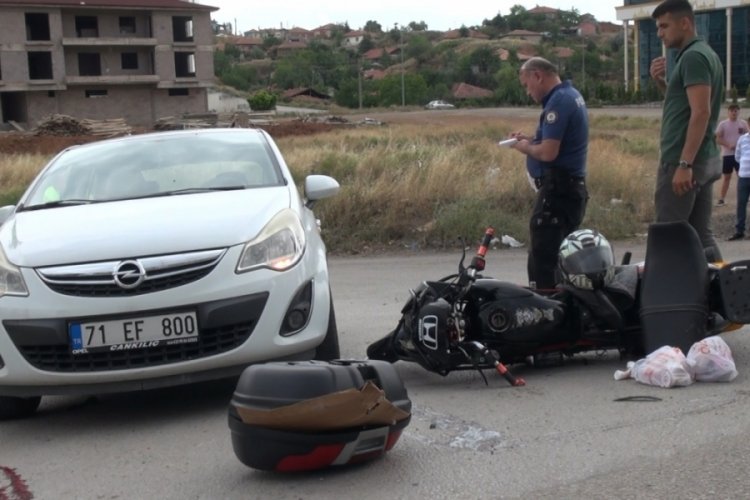 2 otomobile &ccedil;arpan motokurye, ağır yaralandı