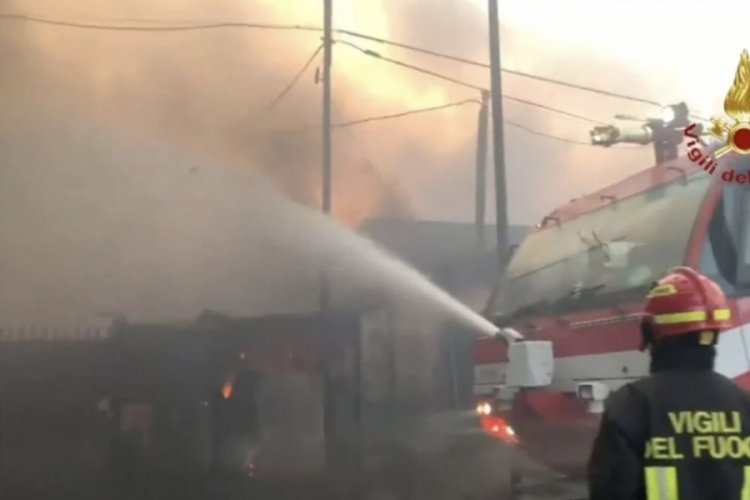 Roma'nın Centocelle b&ouml;lgesinde b&uuml;y&uuml;k yangın