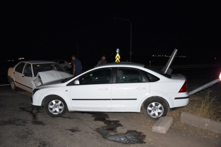 Şanlıurfa'da iki otomobil kafa kafaya &ccedil;arpıştı: 5 yaralı