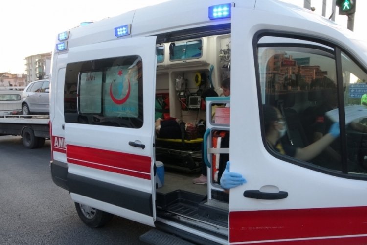 İki otomobil &ccedil;arpıştı: 5 kişi yaralandı