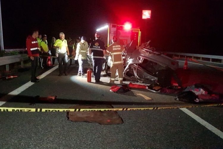 Bariyerlere &ccedil;arpan otomobil karşı şeride ge&ccedil;ip devrildi: 3 &ouml;l&uuml;, 2 yaralı