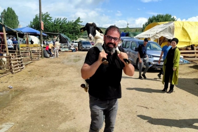 Bursa'da kurbanlık koyunu &ccedil;ocuğu gibi sırtladı
