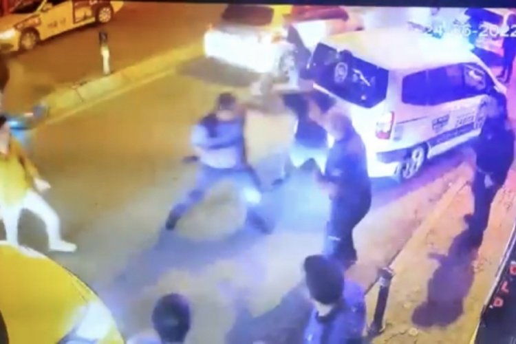 Sopayla zabıtaya saldıran gen&ccedil; d&uuml;ş&uuml;p ayağını kırdı