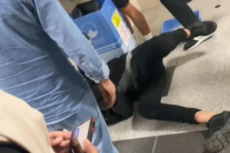 Bursa metrosunda kadınların fotoğrafı &ccedil;eken şahıs tekme tokat d&ouml;v&uuml;ld&uuml;