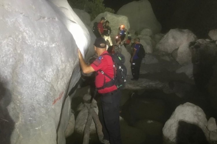Yolunu kaybeden 3 kişiyi jandarma kurtardı