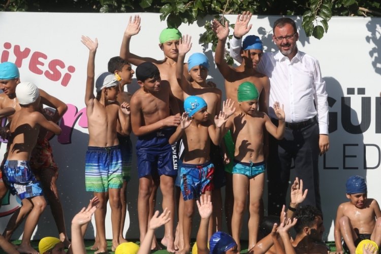 Bakan Kasapoğlu: Amacımız y&uuml;zme &ouml;ğrenmek isteyen herkese y&uuml;zmeyi &ouml;ğretmek