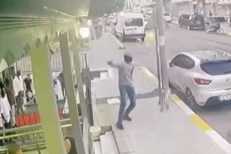 Kar maskeli saldırgan d&uuml;kkan basıp, kurşun yağdırdı