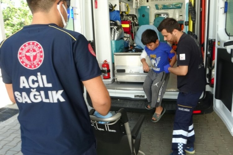Dondurma yiyen &ccedil;ocuğa k&ouml;pek saldırdı