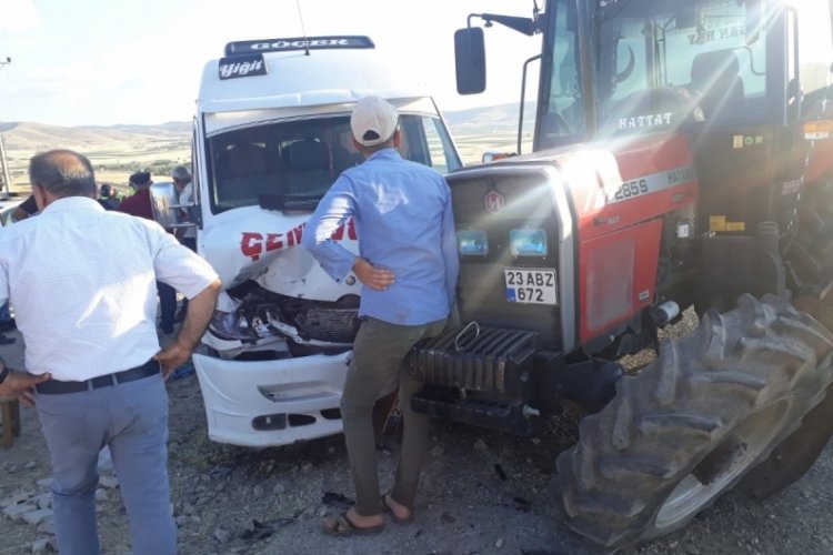 Elazığ'da minib&uuml;s ve trakt&ouml;r &ccedil;arpıştı