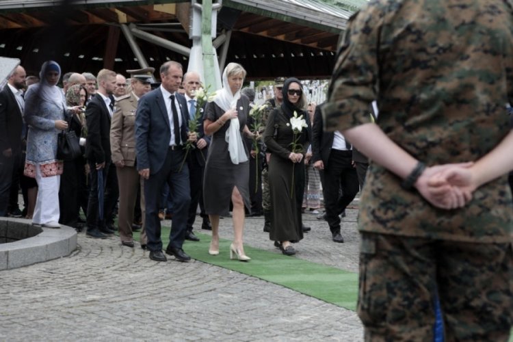 Hollanda'dan Srebrenitsa kurbanlarının ailelerine &ouml;z&uuml;r