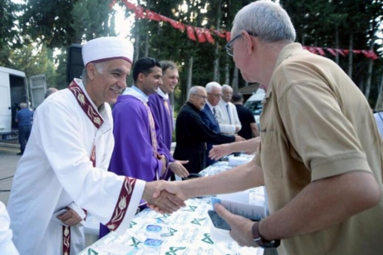 Din adamları vatandaşlarla bayramlaştı