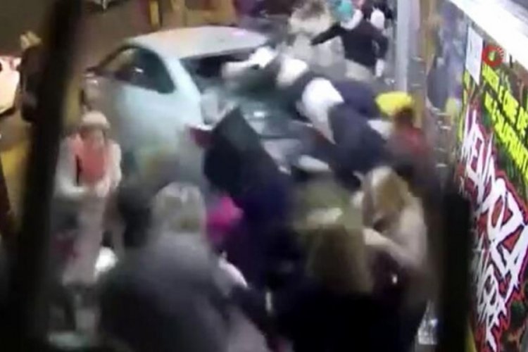 Tiyatro i&ccedil;in sıra bekleyenlerin arasına ara&ccedil; daldı: 23 yaralı