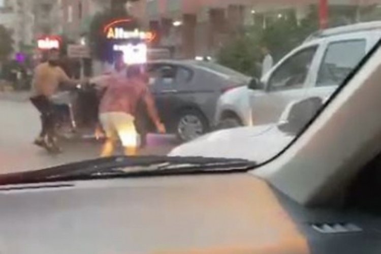 Trafikte kavga: Otomobilin lastiklerini bı&ccedil;akladı