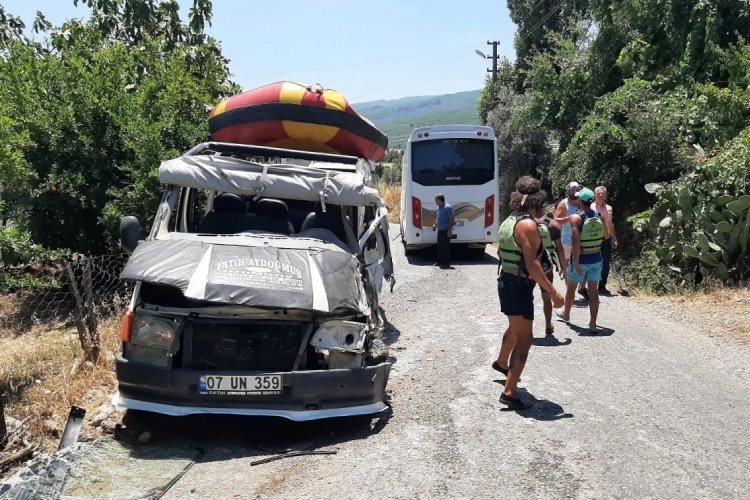 Rafting d&ouml;n&uuml;ş&uuml; kaza: 8 yaralı