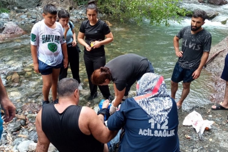 Doğa y&uuml;r&uuml;y&uuml;ş&uuml;nde ayağı kırıldı: 4 kilometre sedyeyle taşındı