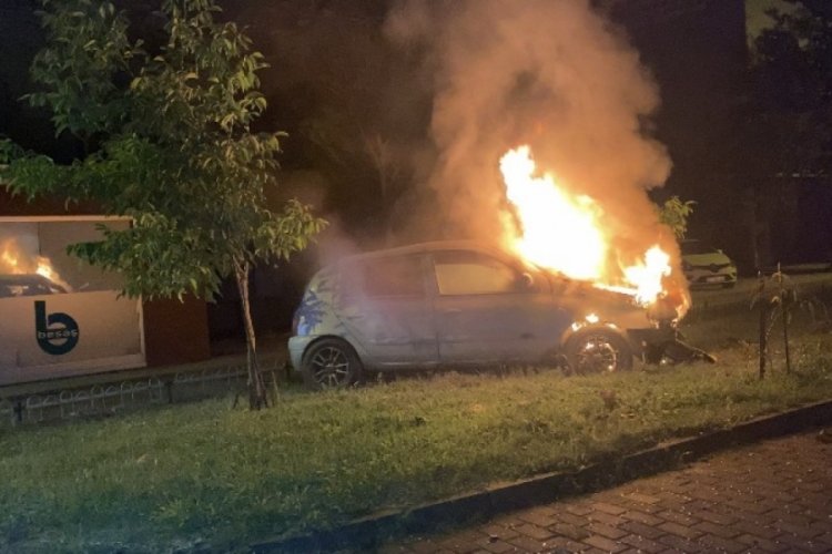 Bursa'da taklalar atan otomobil alev alev yandı: 1 yaralı