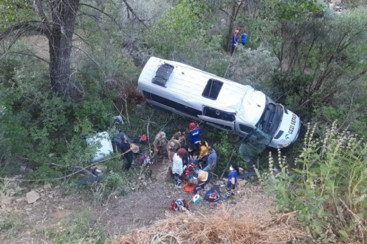 Tur minib&uuml;s&uuml; u&ccedil;uruma yuvarlandı: 18 yaralı