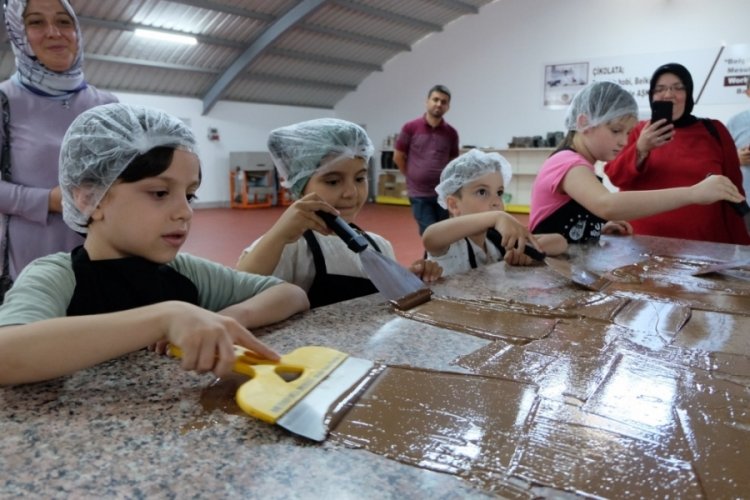 Bursa'da k&uuml;&ccedil;&uuml;k &ccedil;ikolata şefleri h&uuml;nerlerini sergiledi