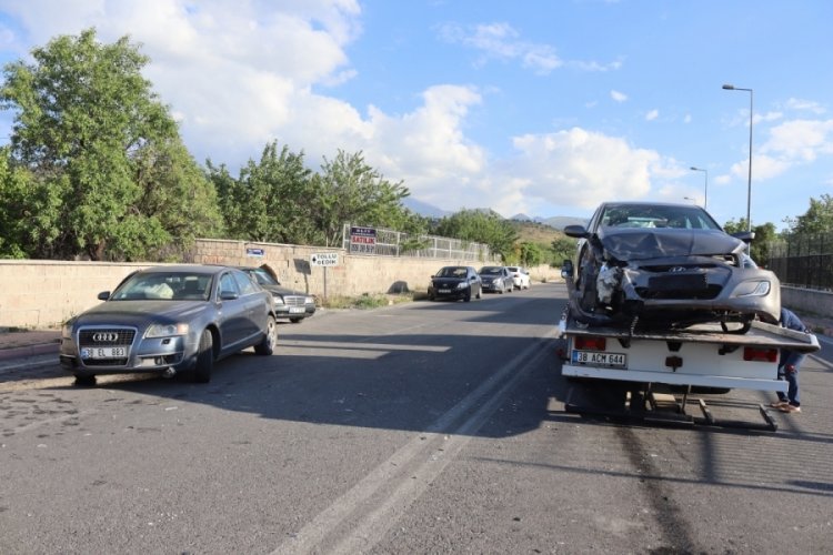 İki otomobil &ccedil;arpıştı, 6 kişi yaralandı