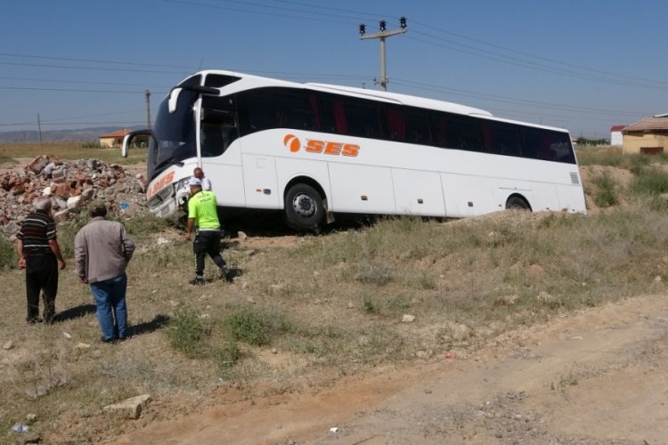 Otob&uuml;s yoldan &ccedil;ıktı, 8 yolcu hastaneye kaldırıldı