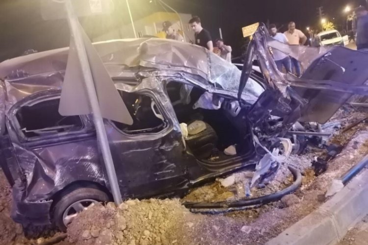 Trafik kazasında 1 kişi &ouml;ld&uuml;, 2 kişi yaralandı