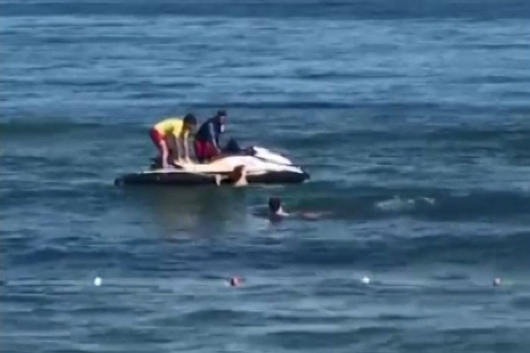 Denize giren gen&ccedil;lerden biri hayatını kaybetti, kayıp diğer kişi aranıyor