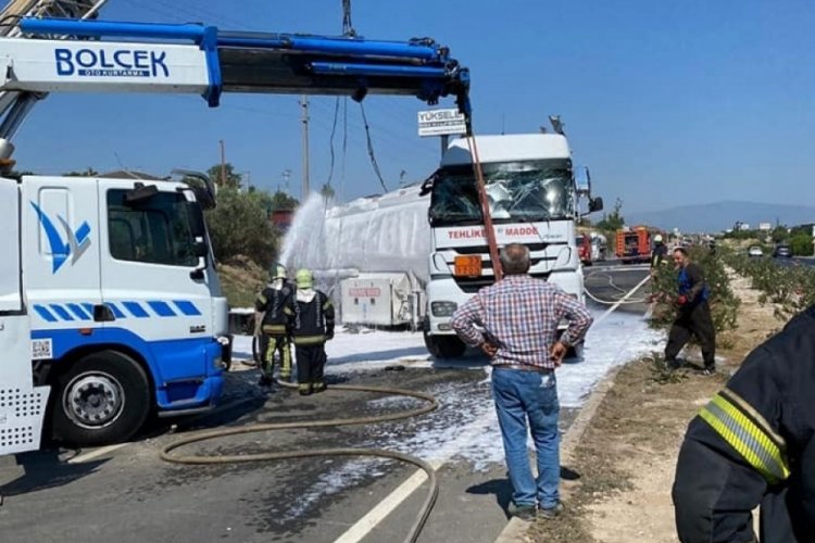 Dolu yakıt tankerinin devrildiği kazada faciadan d&ouml;n&uuml;ld&uuml;