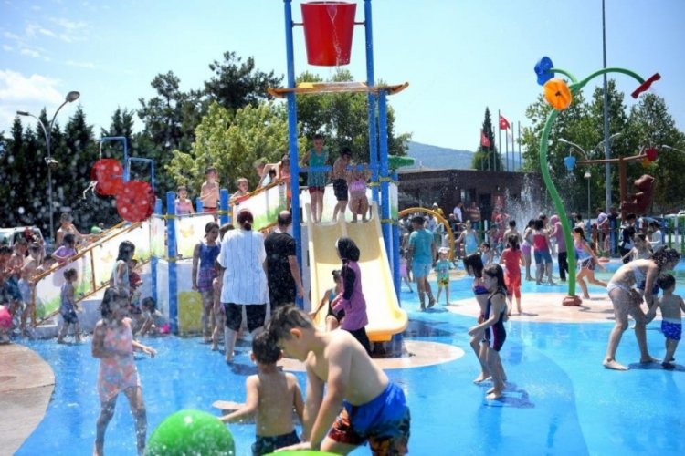Bursa'da su oyunları parkına gelen &ccedil;ocuklar g&ouml;n&uuml;llerince eğlendi