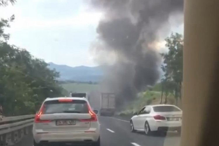 Bursa'da seyir halindeyken alev alan tır k&uuml;le d&ouml;nd&uuml;